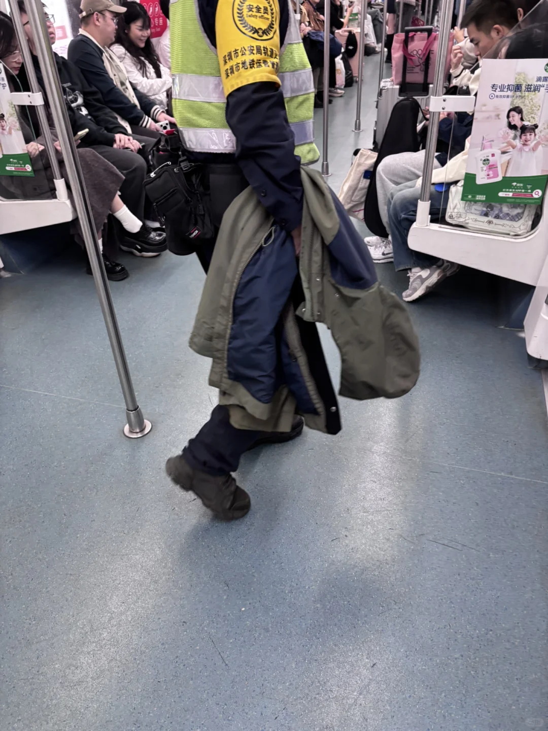 谁的衣服掉地铁啦！深圳会展中心站