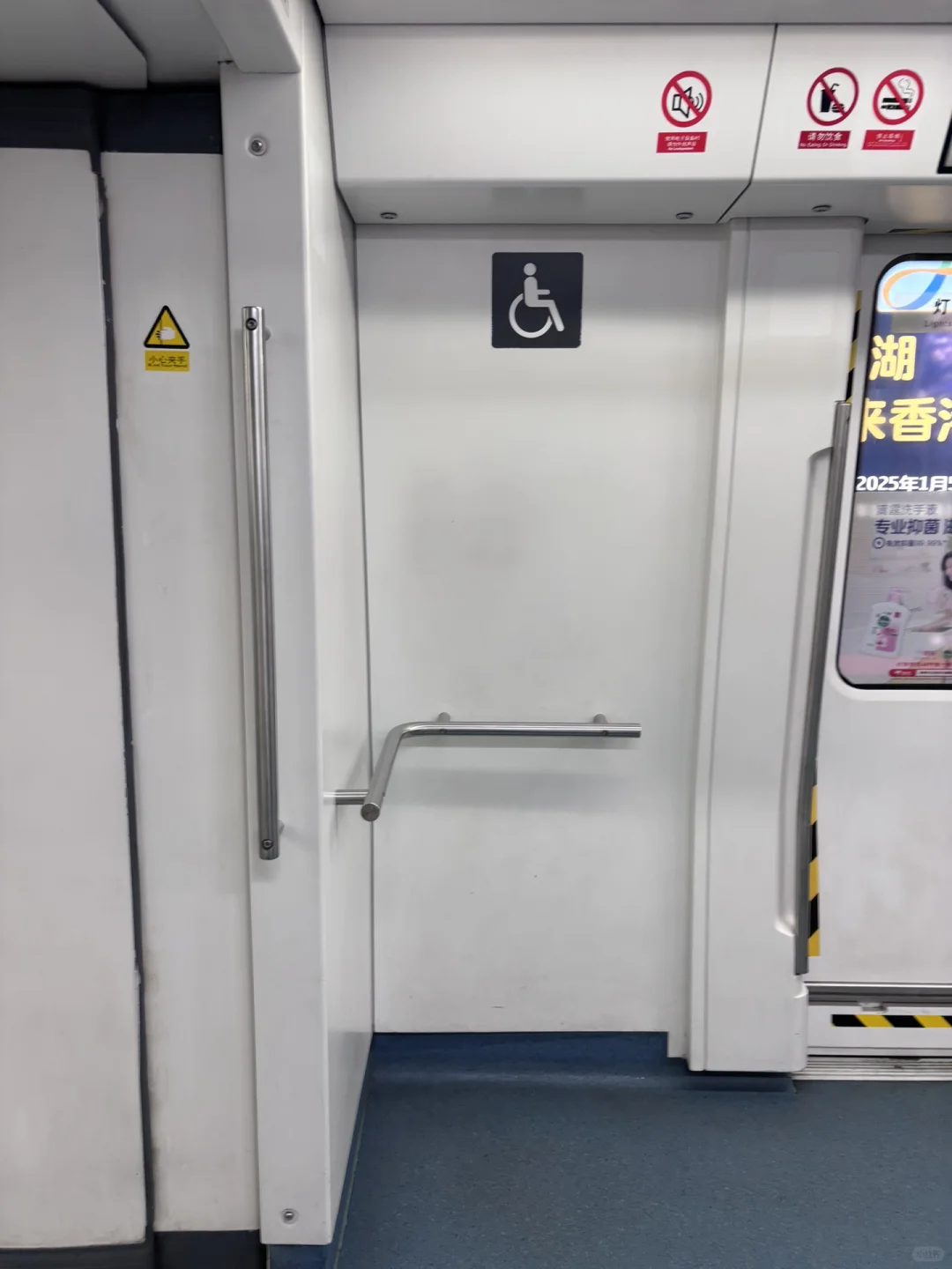 谁的衣服掉地铁啦！深圳会展中心站