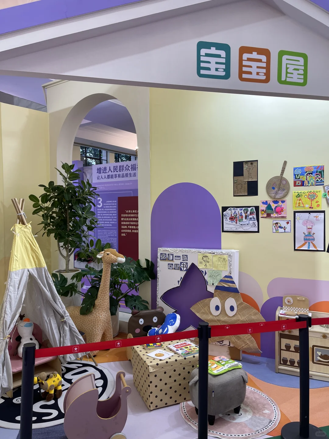 在上海展览中心摸到奥运金牌啦?