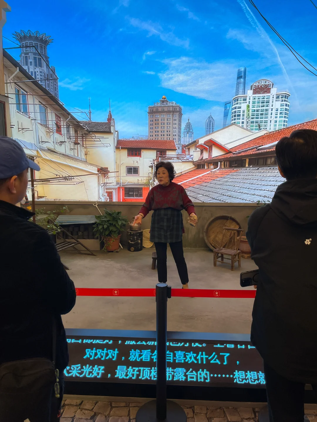 在上海展览中心摸到奥运金牌啦?