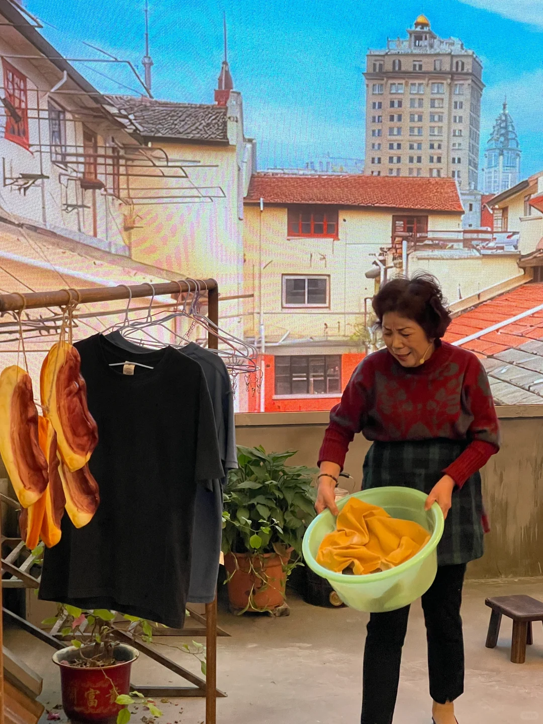 在上海展览中心摸到奥运金牌啦?