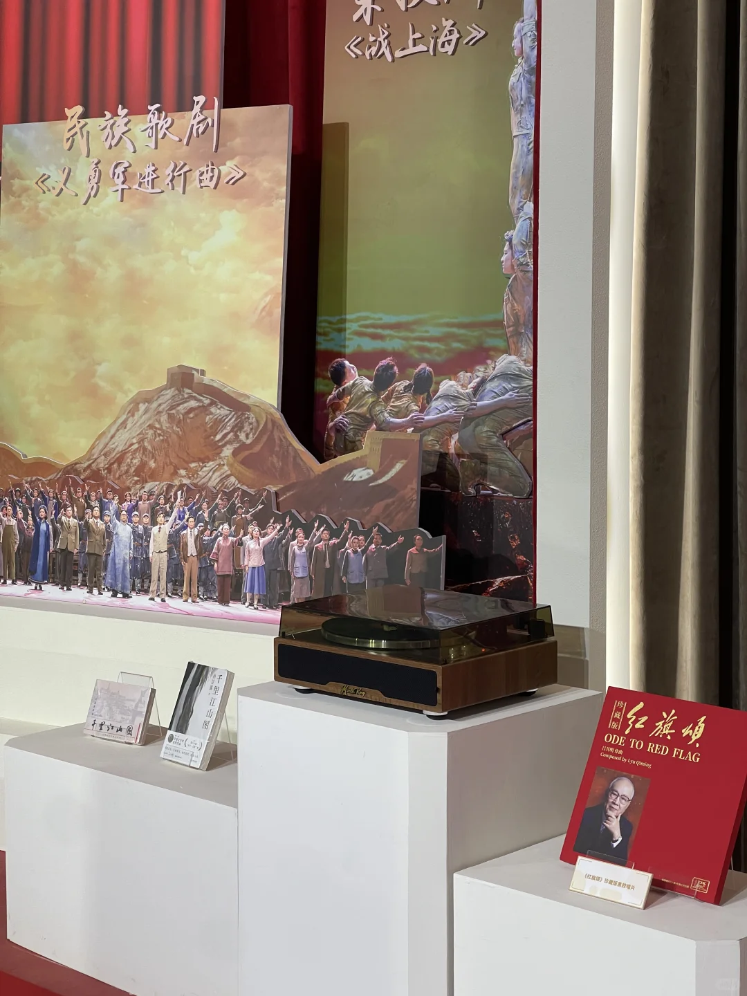 在上海展览中心摸到奥运金牌啦?