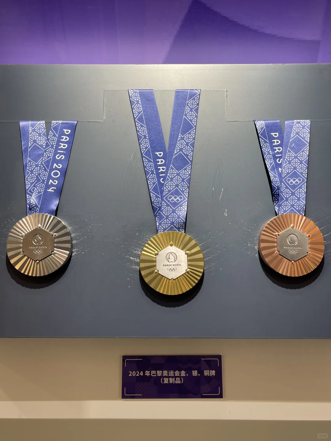 在上海展览中心摸到奥运金牌啦?