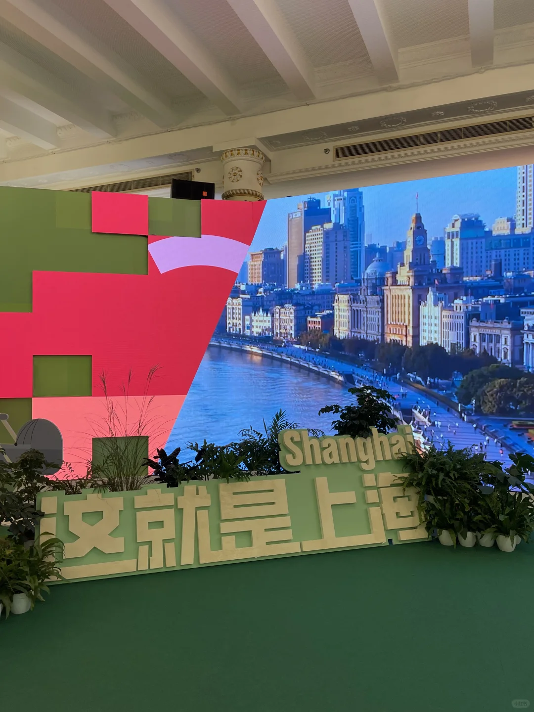 在上海展览中心摸到奥运金牌啦?