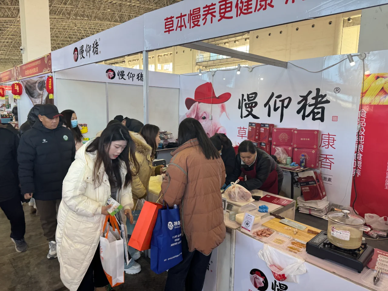 慢仰猪在沧州会展中心年货节