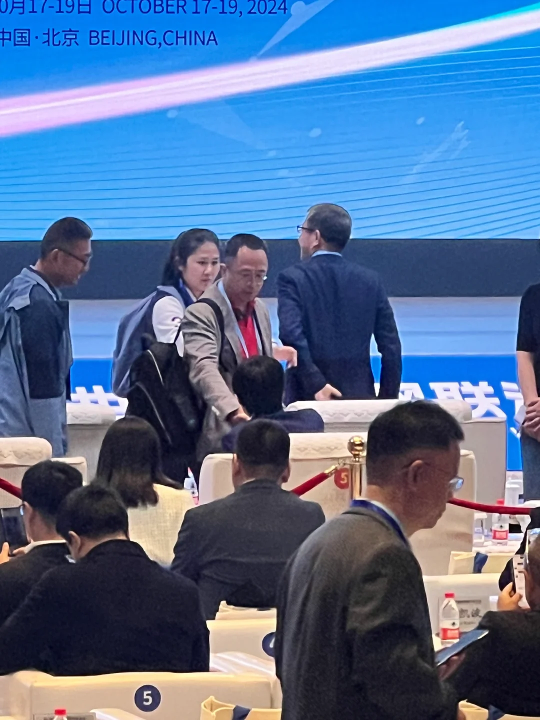 大佬汇聚，完成政治任务。