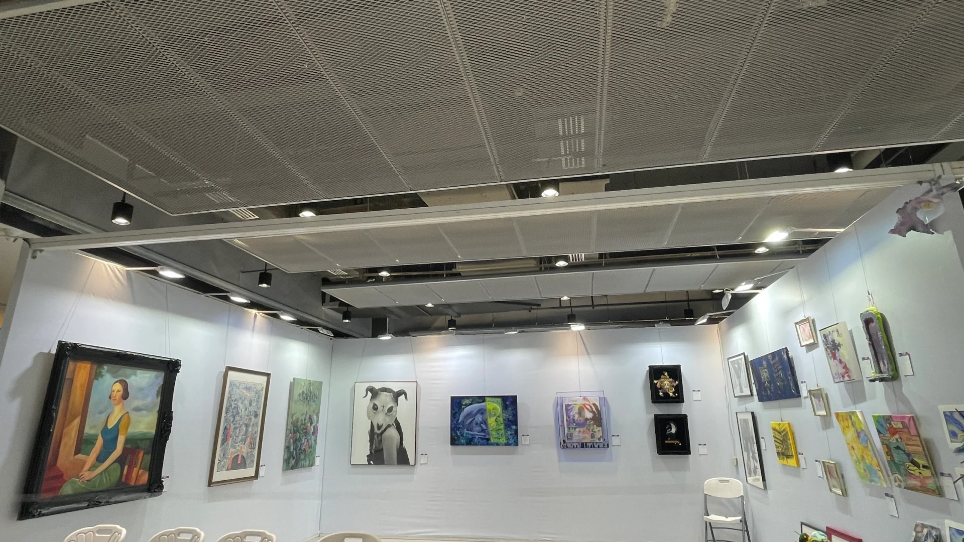 来成都首届艺术博览会展览了，可惜没观众看