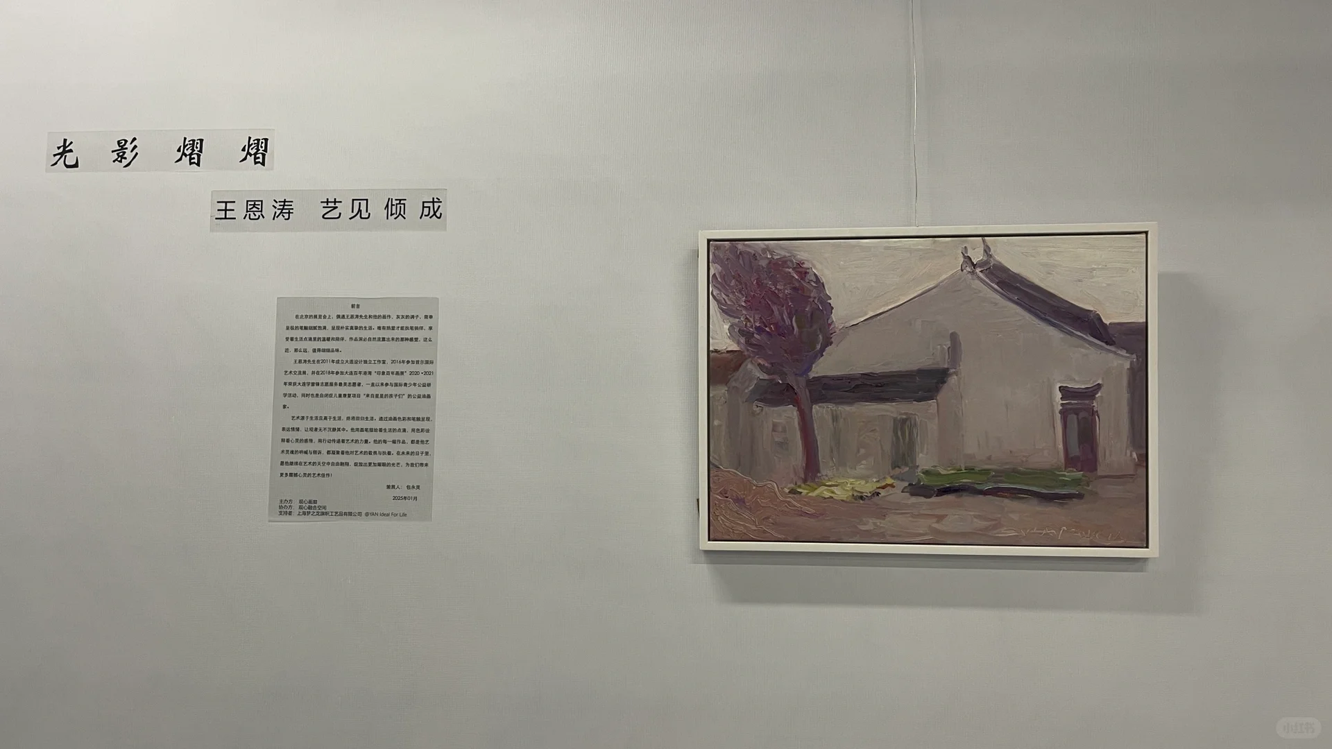 来成都首届艺术博览会展览了，可惜没观众看