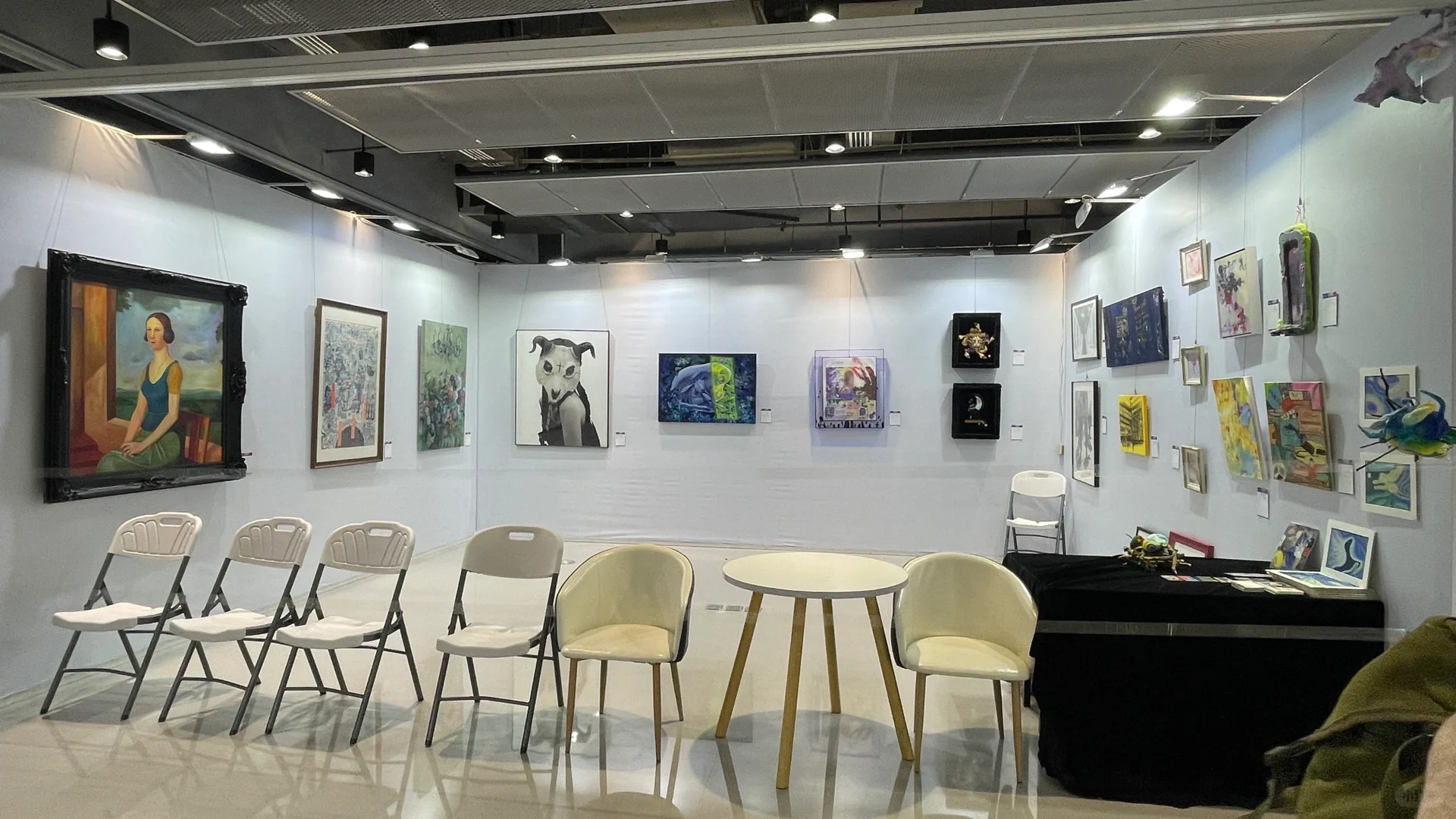 来成都首届艺术博览会展览了，可惜没观众看