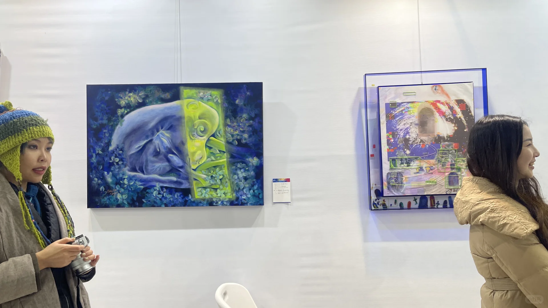 来成都首届艺术博览会展览了，可惜没观众看