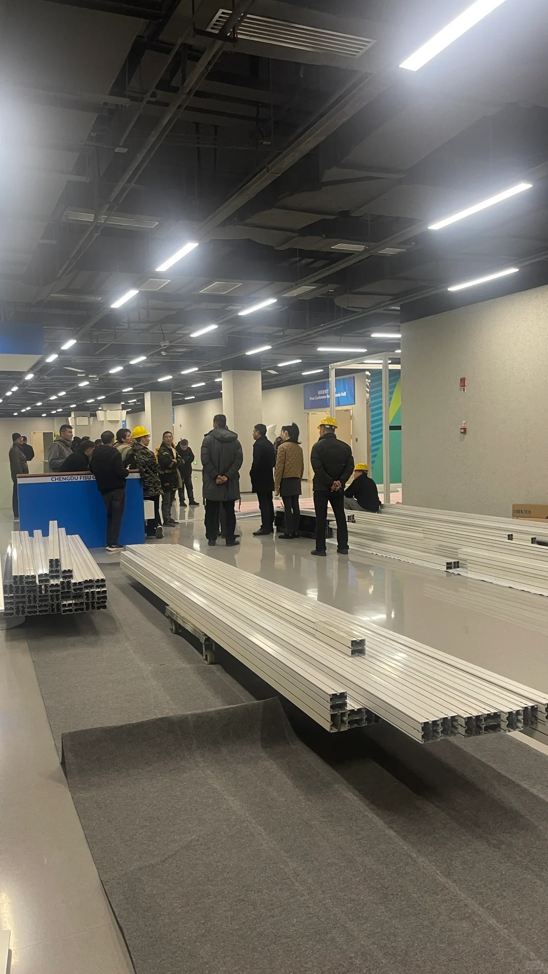 来成都首届艺术博览会展览了，可惜没观众看