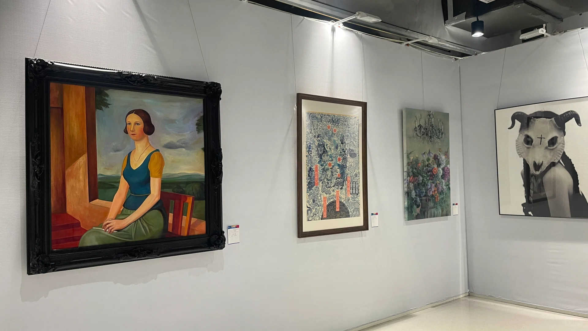 来成都首届艺术博览会展览了，可惜没观众看