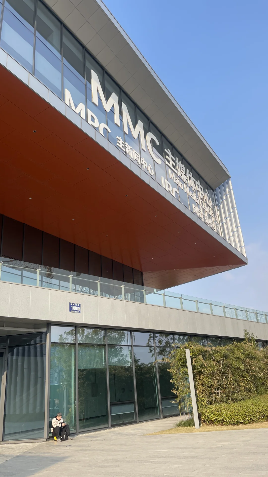 来成都首届艺术博览会展览了，可惜没观众看