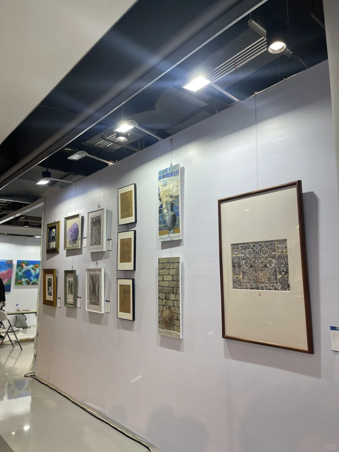 来成都首届艺术博览会展览了，可惜没观众看