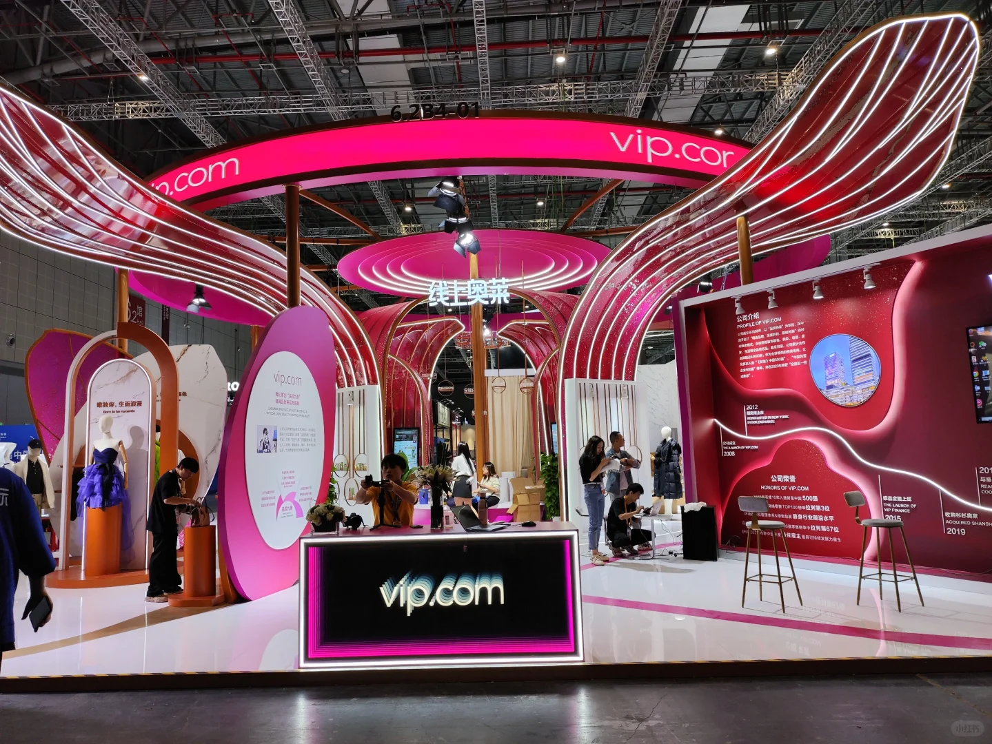 进口博览会展台一对发光翅膀熠熠生辉?