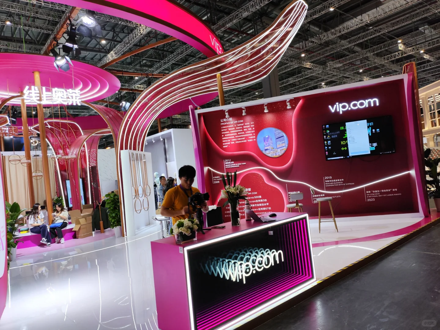 进口博览会展台一对发光翅膀熠熠生辉?