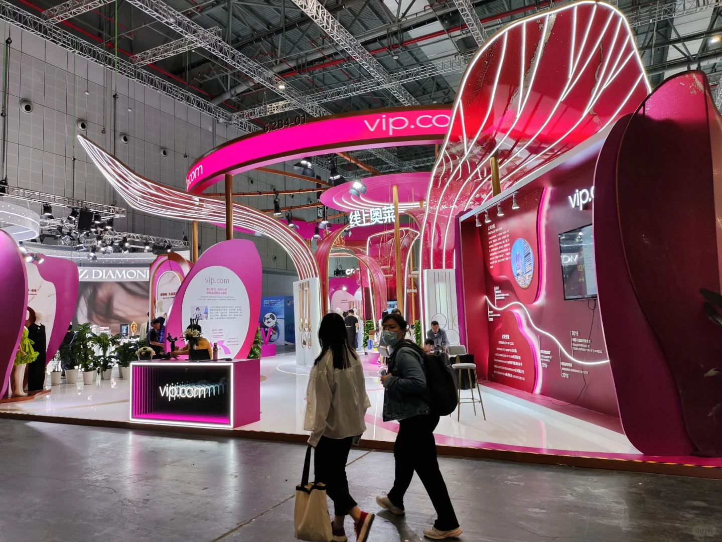 进口博览会展台一对发光翅膀熠熠生辉?