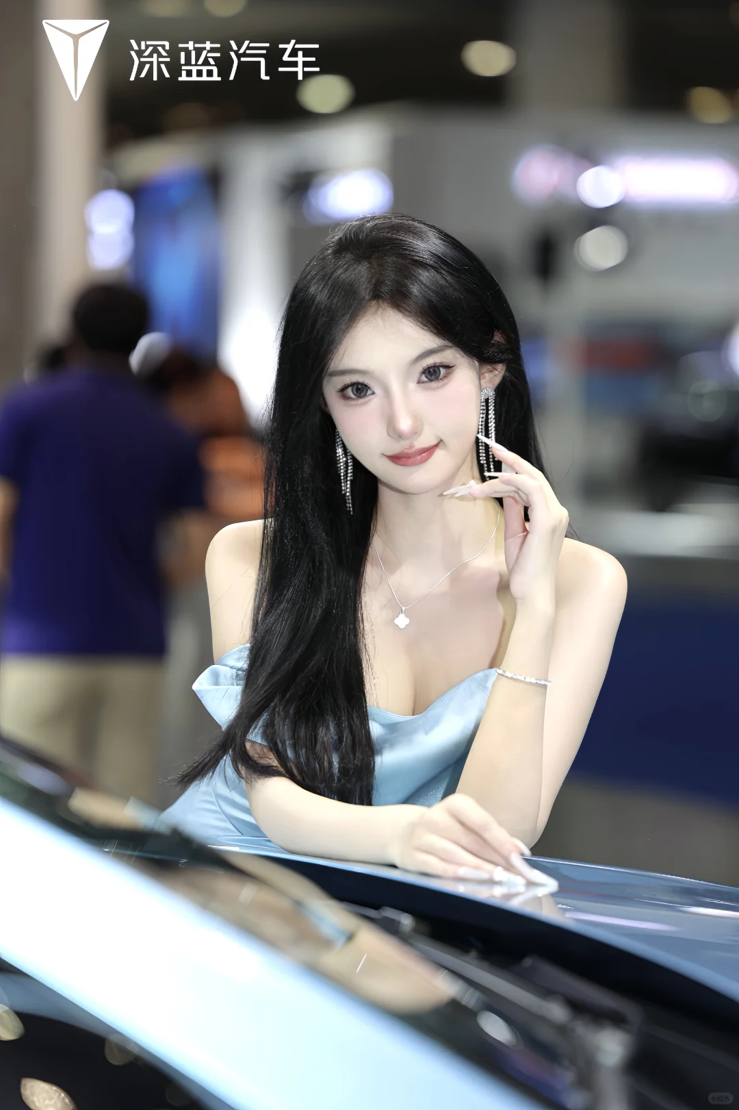 04女大学生认真搬砖的一天?