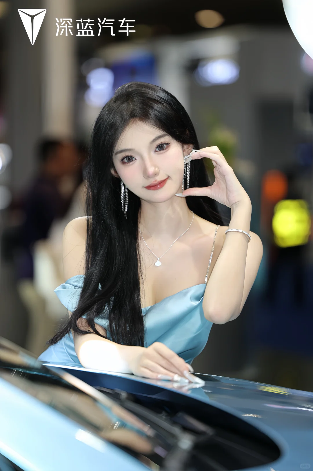 04女大学生认真搬砖的一天?