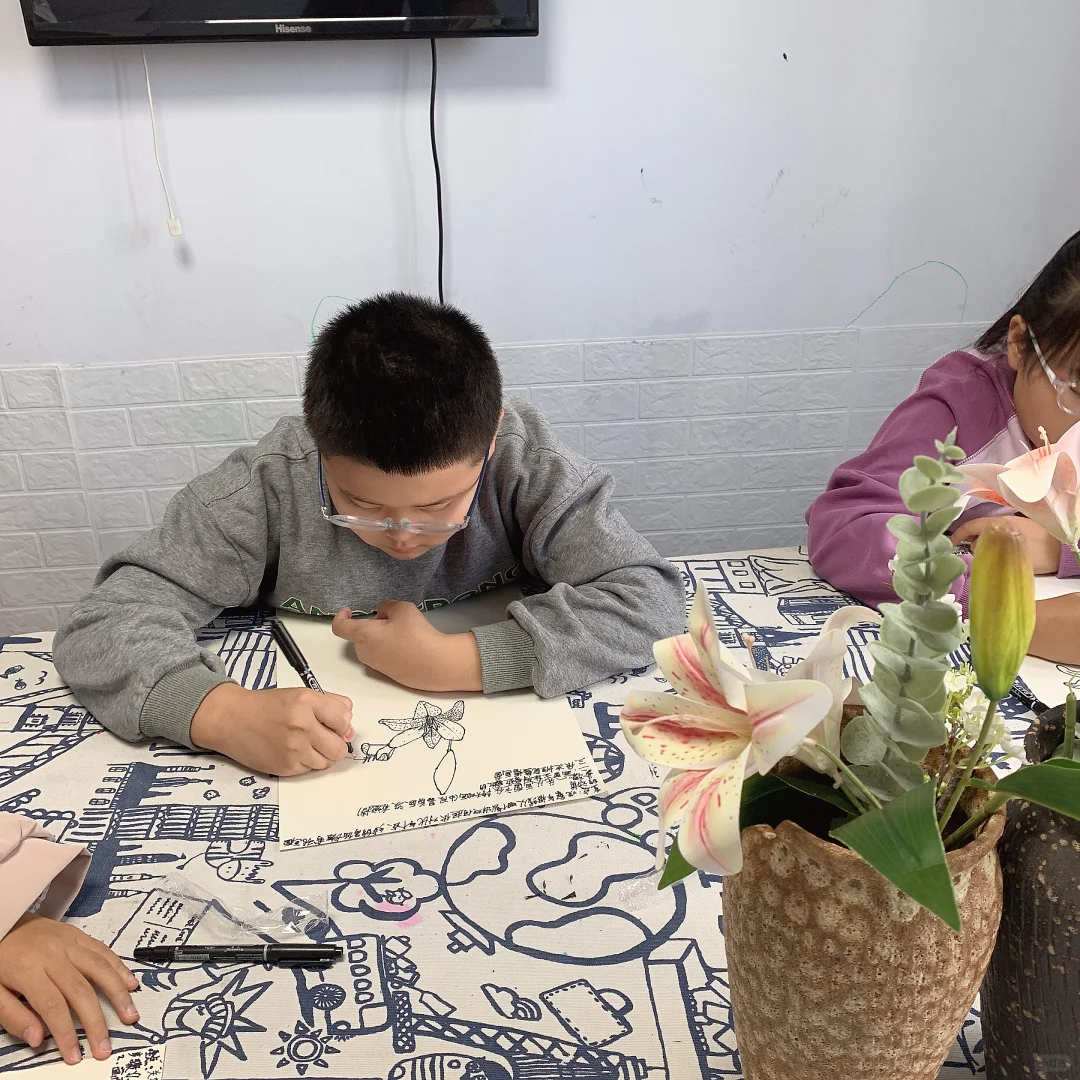 一支笔，一张纸，便是全部。