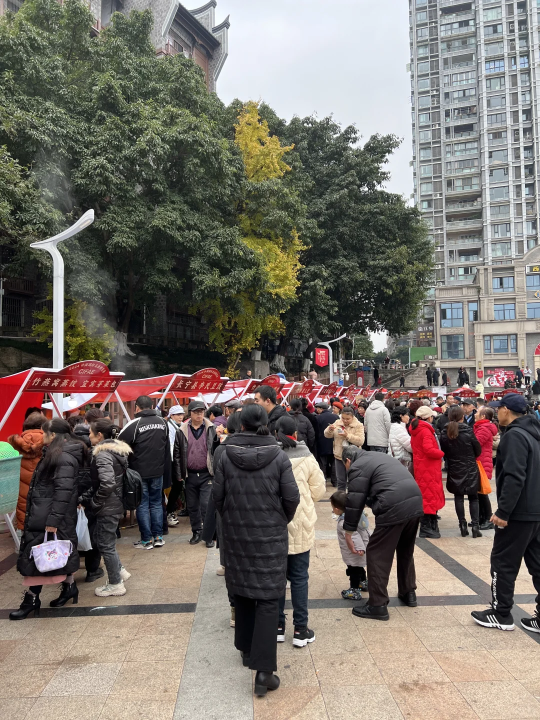 宜宾今天在这里人山人海！！！