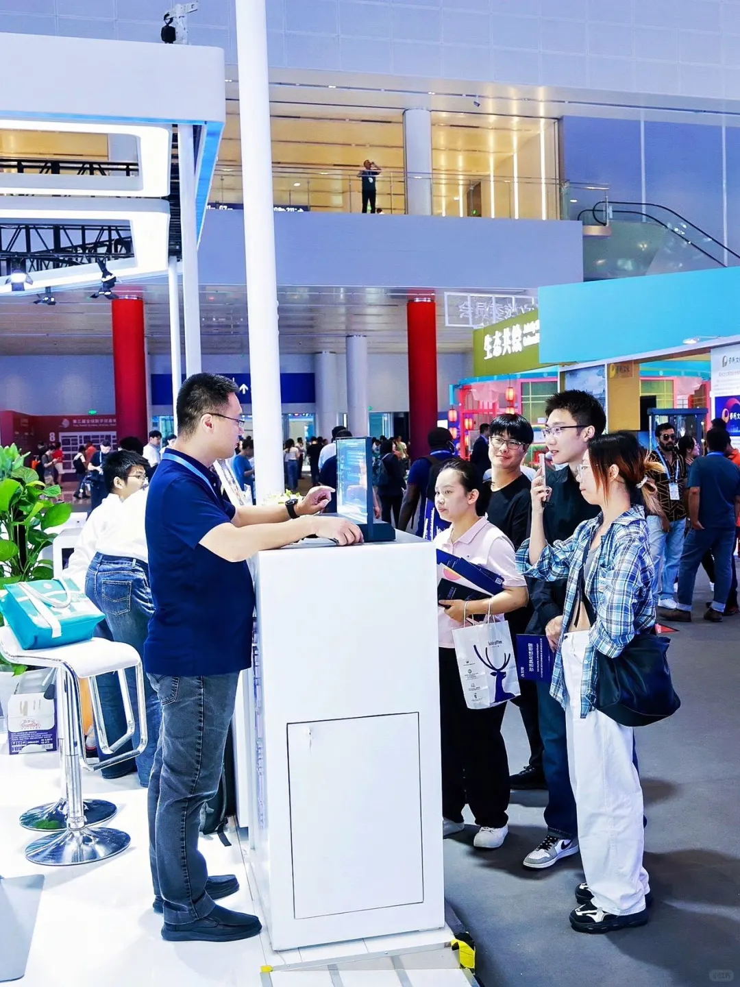 杭州大会展中心，超多机器人鸭?