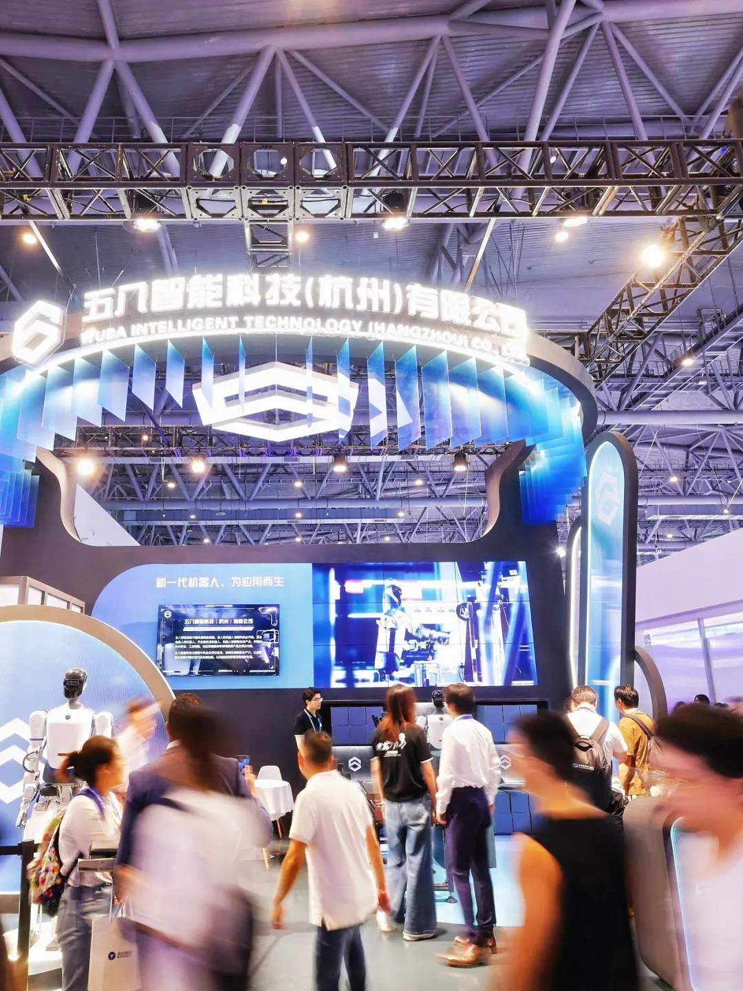 杭州大会展中心，超多机器人鸭?