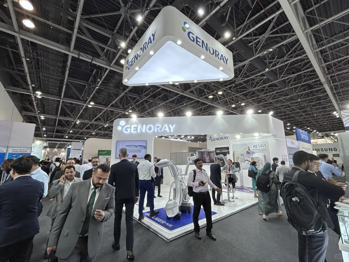 别人过年我“搬砖”，Arab Health现场直击