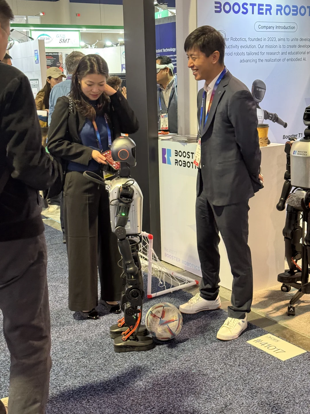 ?：拉斯维加斯CES2025电子展的第一天