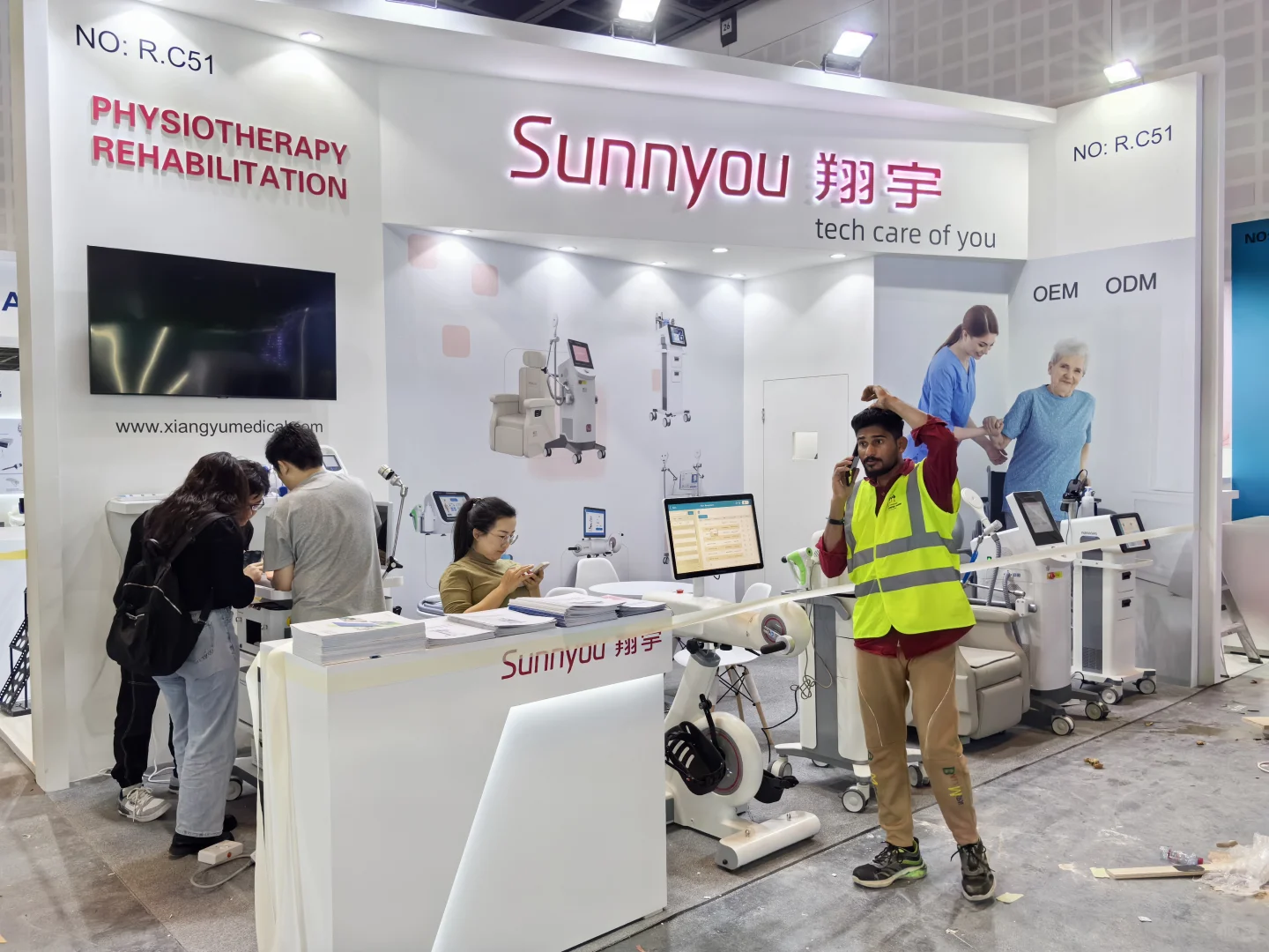 别人过年我“搬砖”，Arab Health现场直击