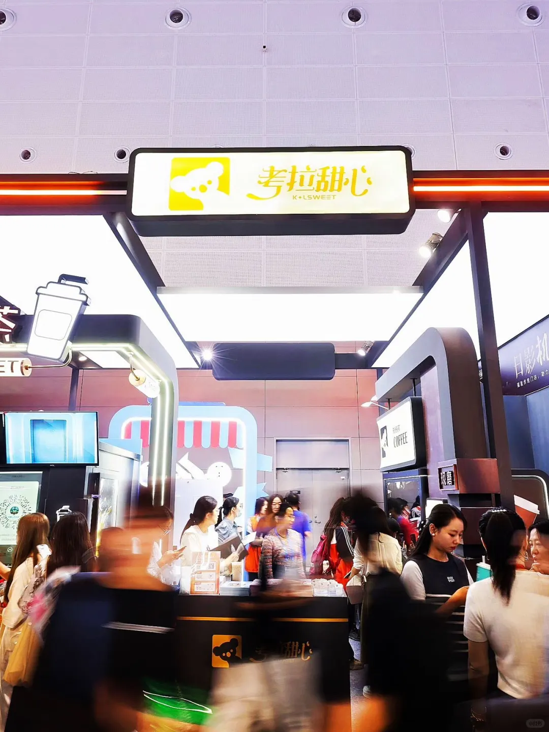 杭州大会展中心，超多机器人鸭?