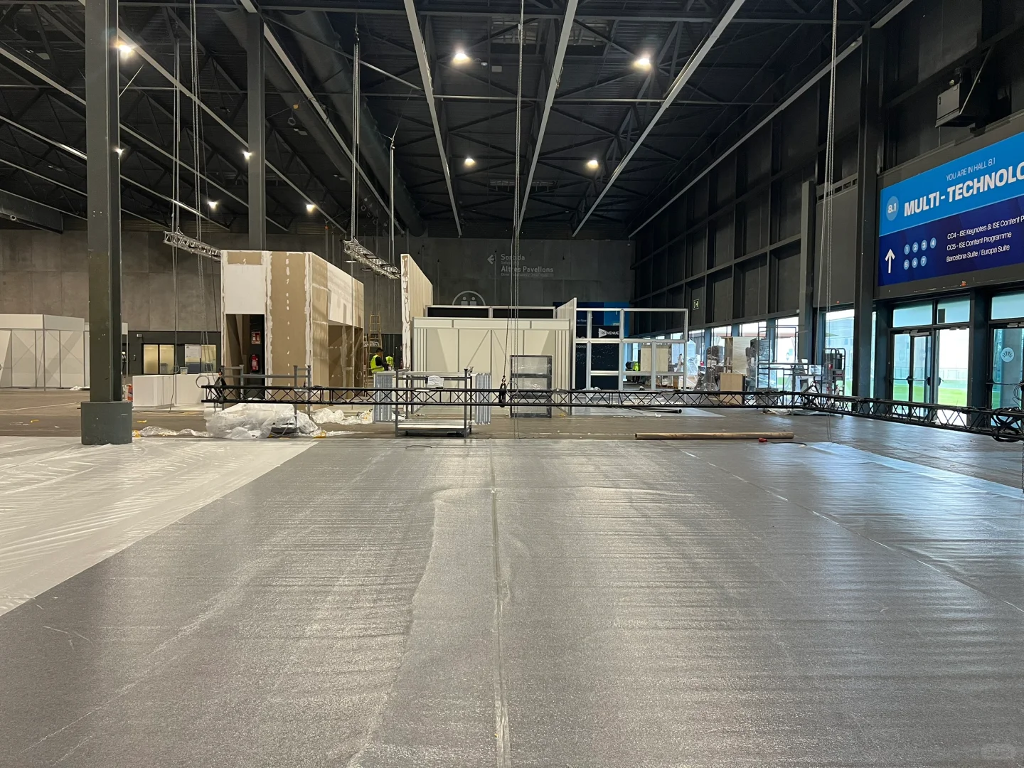 ??巴塞翻译妹的春节奇遇记| ISE展会搭建