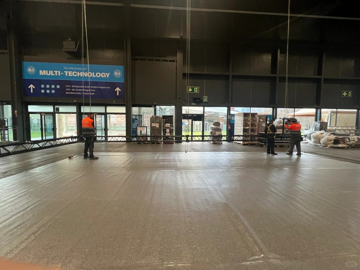 ??巴塞翻译妹的春节奇遇记| ISE展会搭建