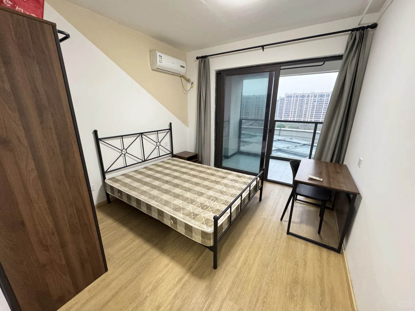 杭州租房 地铁1号线零距离独卫带阳台1100