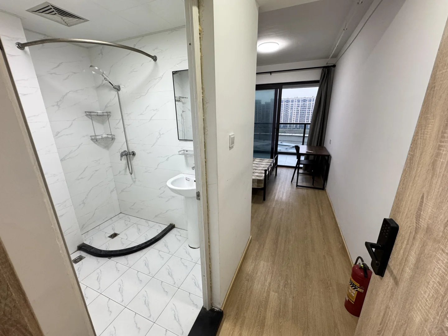 杭州租房 地铁1号线零距离独卫带阳台1100