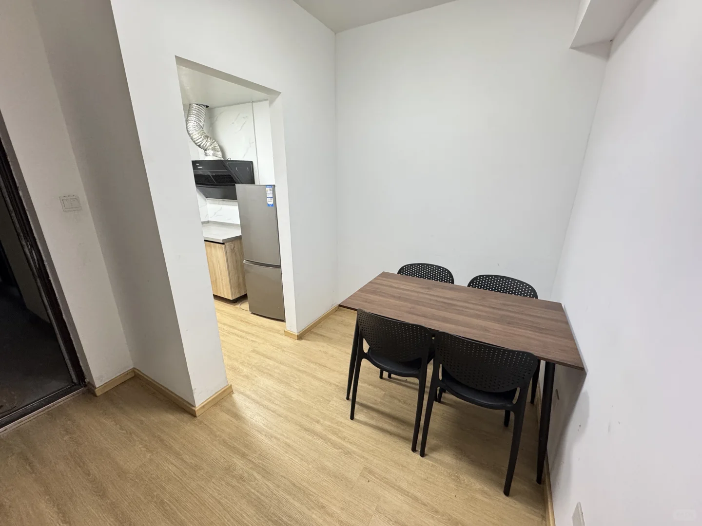 杭州租房 地铁1号线零距离独卫带阳台1100