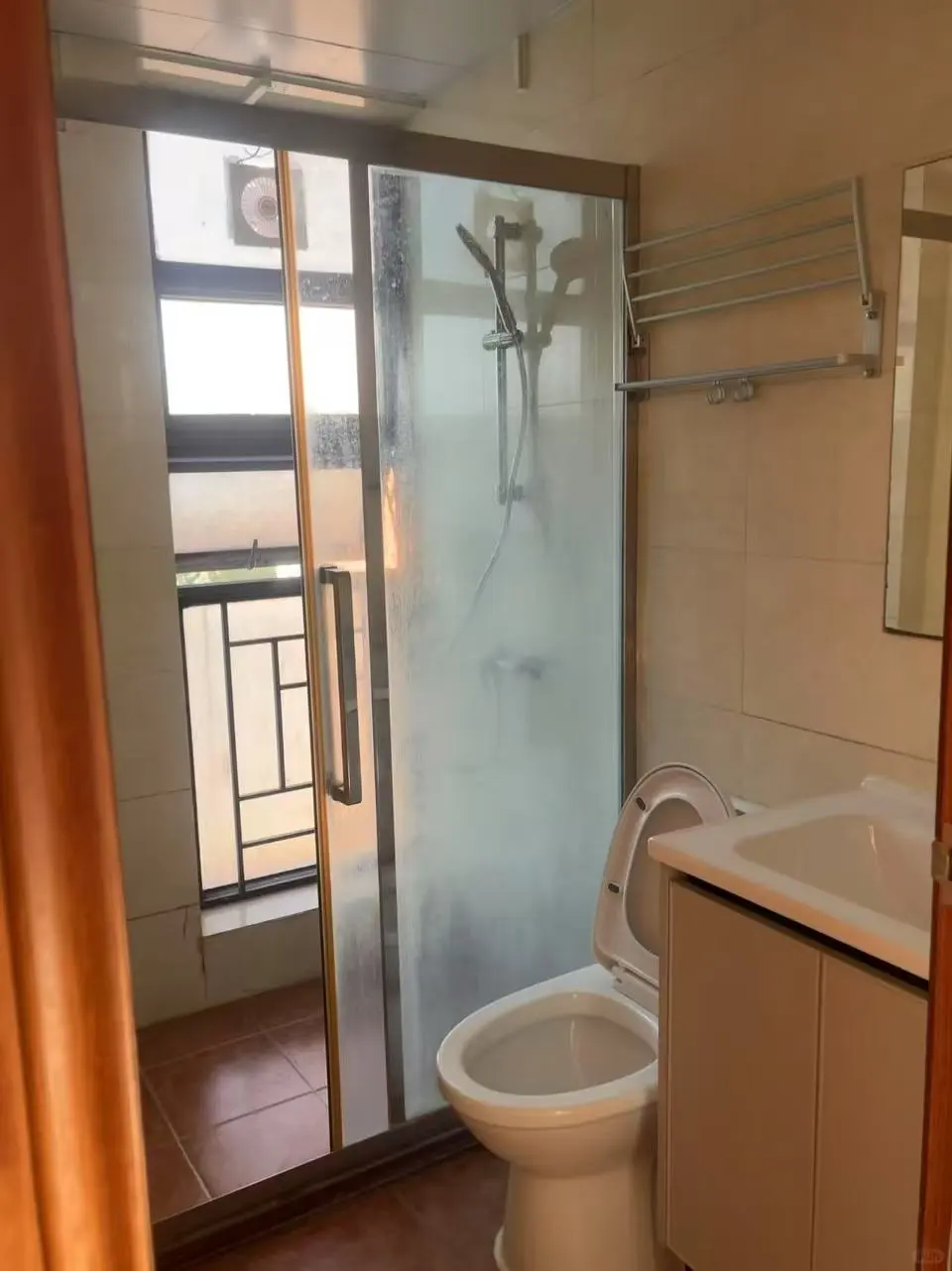 海珠万胜围转租阳光飘窗房