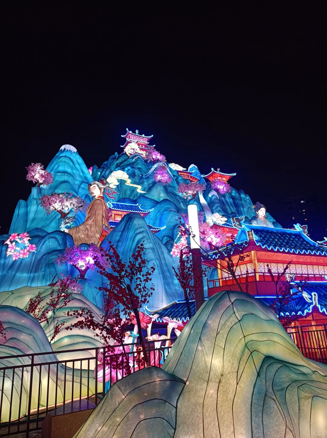 带娃逛熊猫灯会