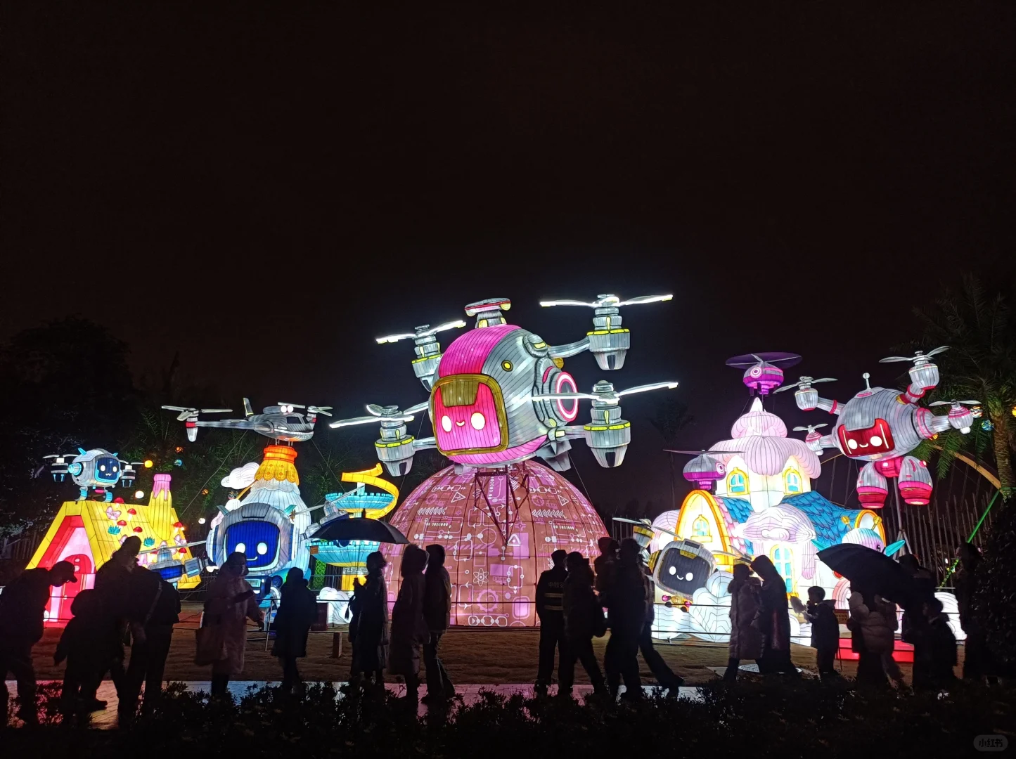 带娃逛熊猫灯会