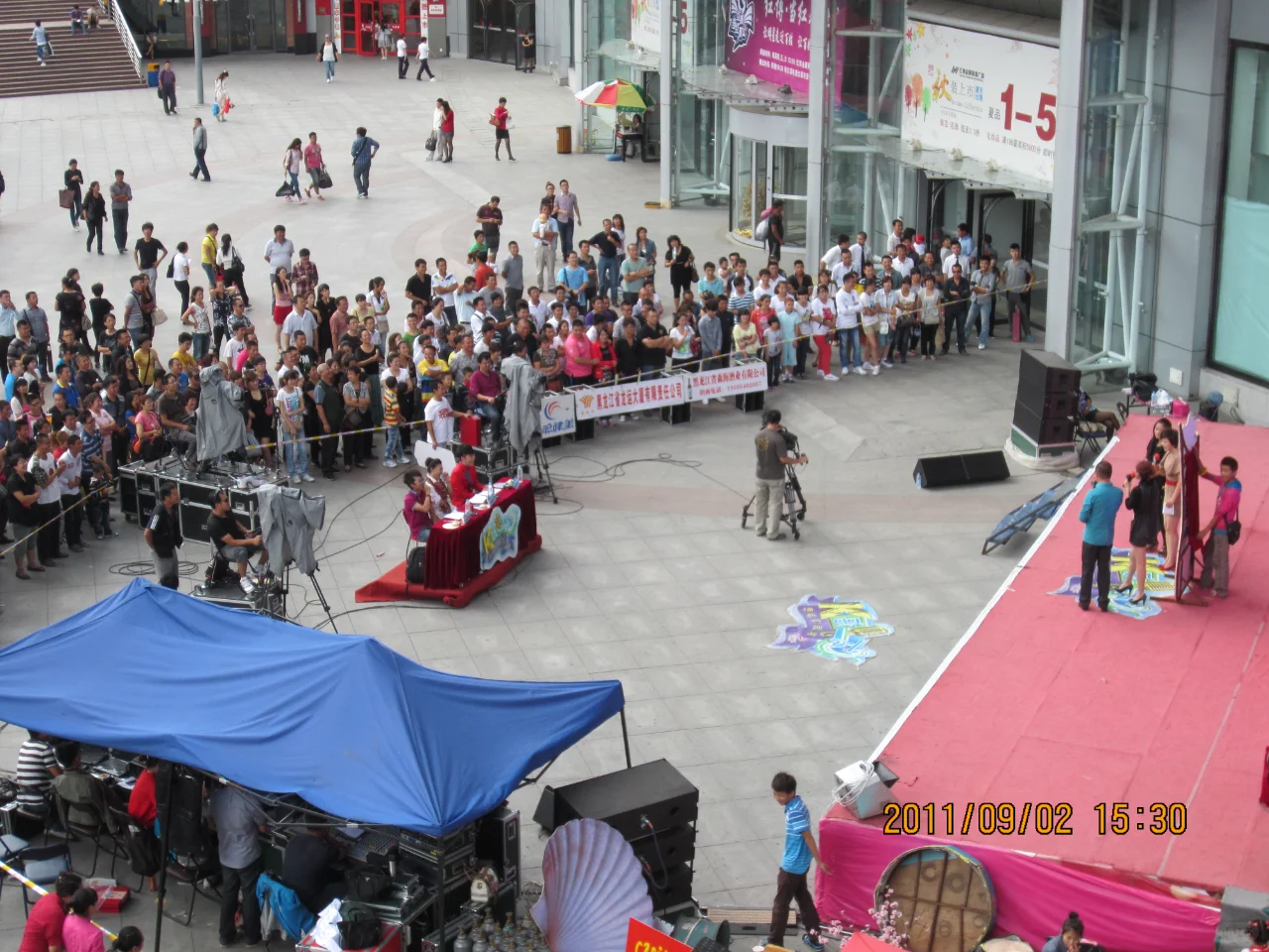 2011年哈尔滨会展家乐福前，这是啥活动？