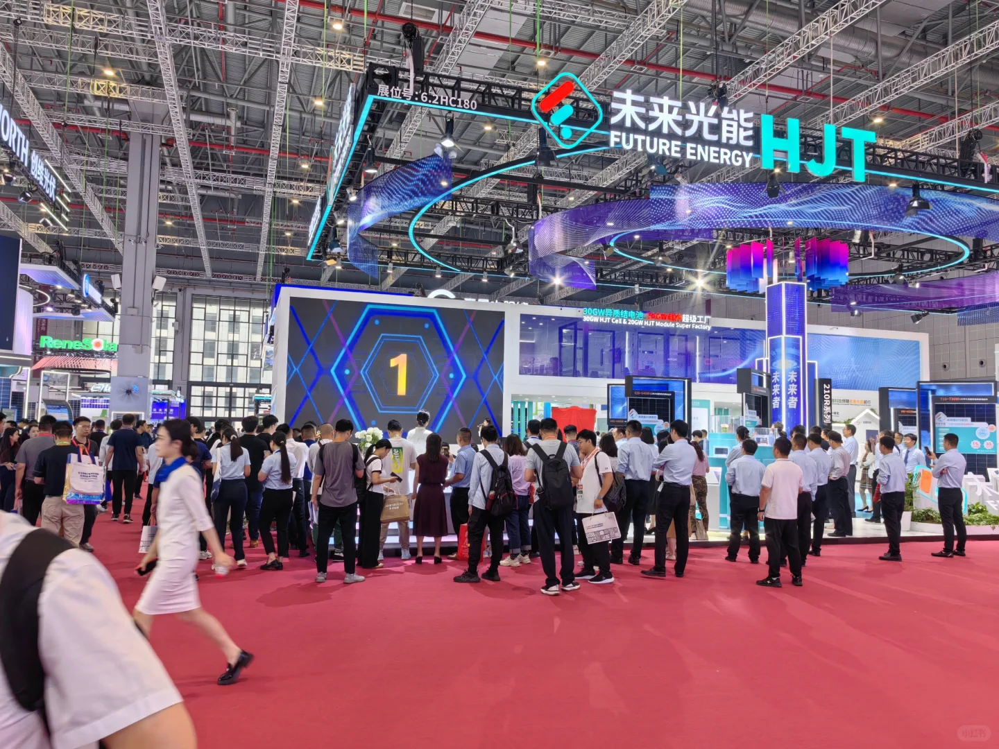 光伏展现场活动非常火爆，超级炸裂的互动！