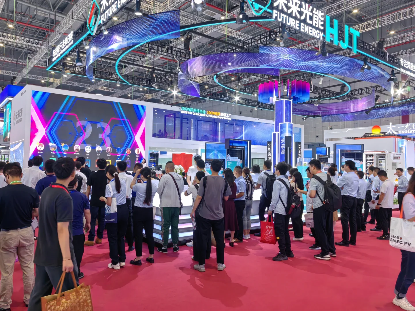 光伏展现场活动非常火爆，超级炸裂的互动！