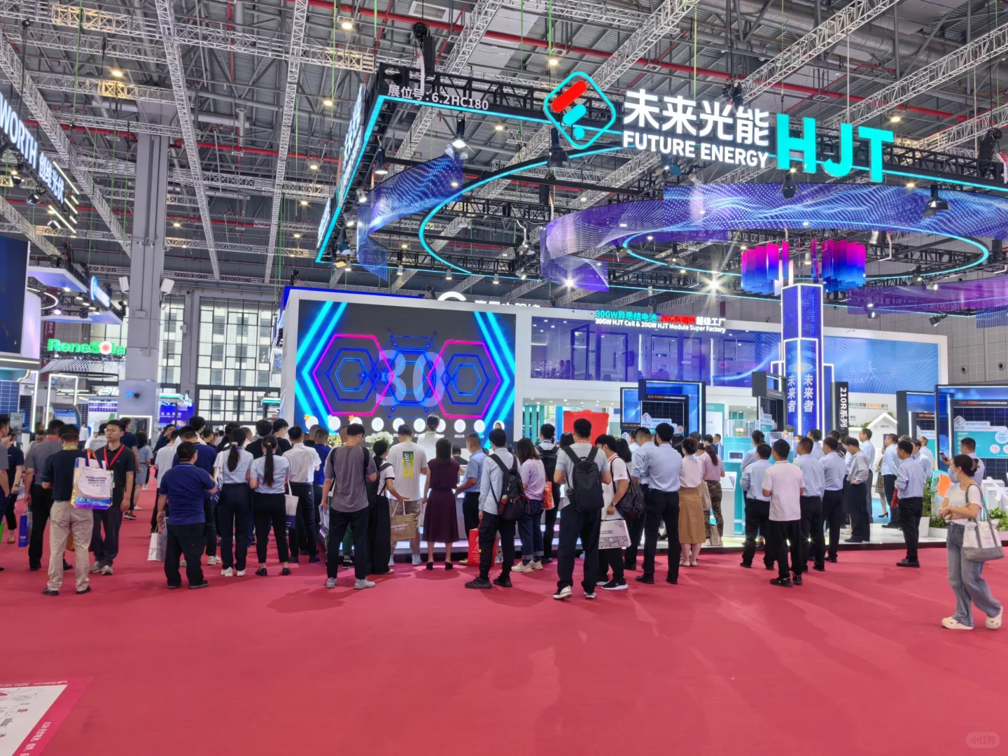 光伏展现场活动非常火爆，超级炸裂的互动！