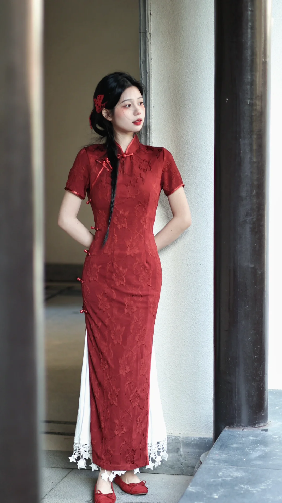 天边明月清如许，不载红尘一点愁。