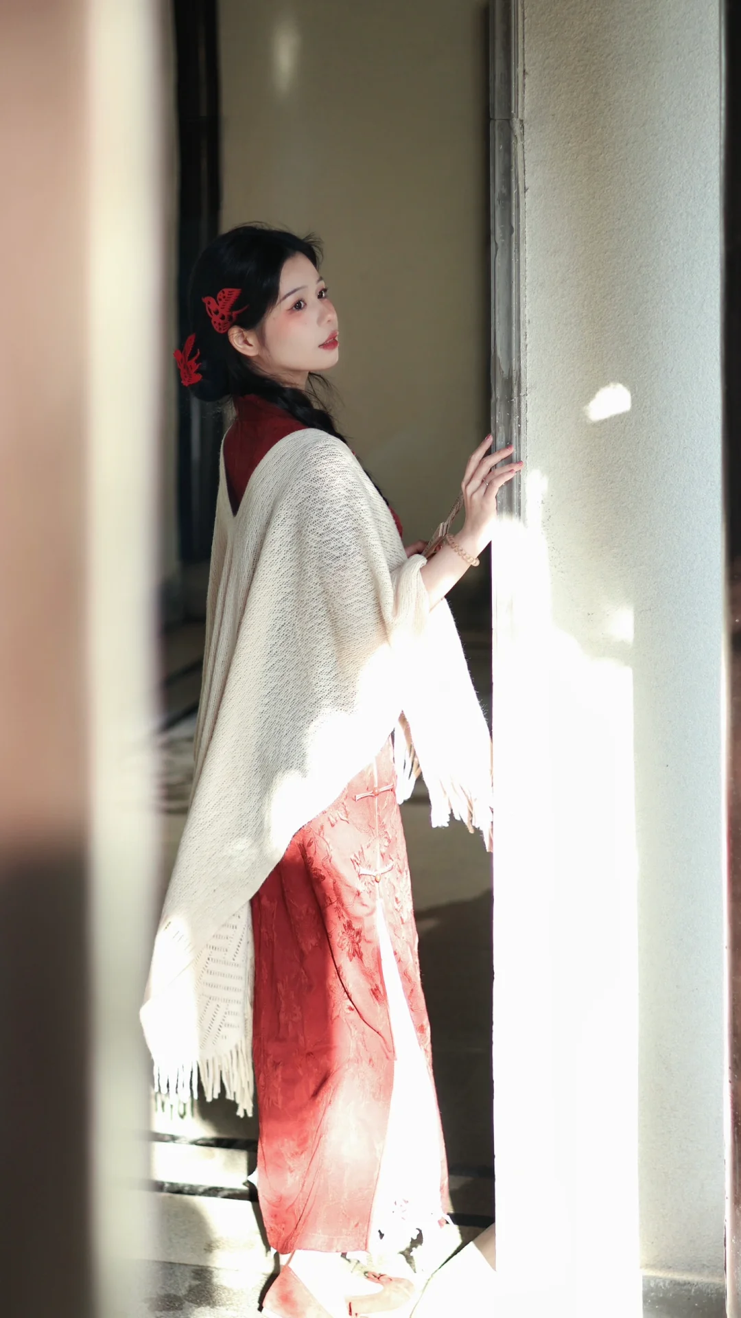 天边明月清如许，不载红尘一点愁。