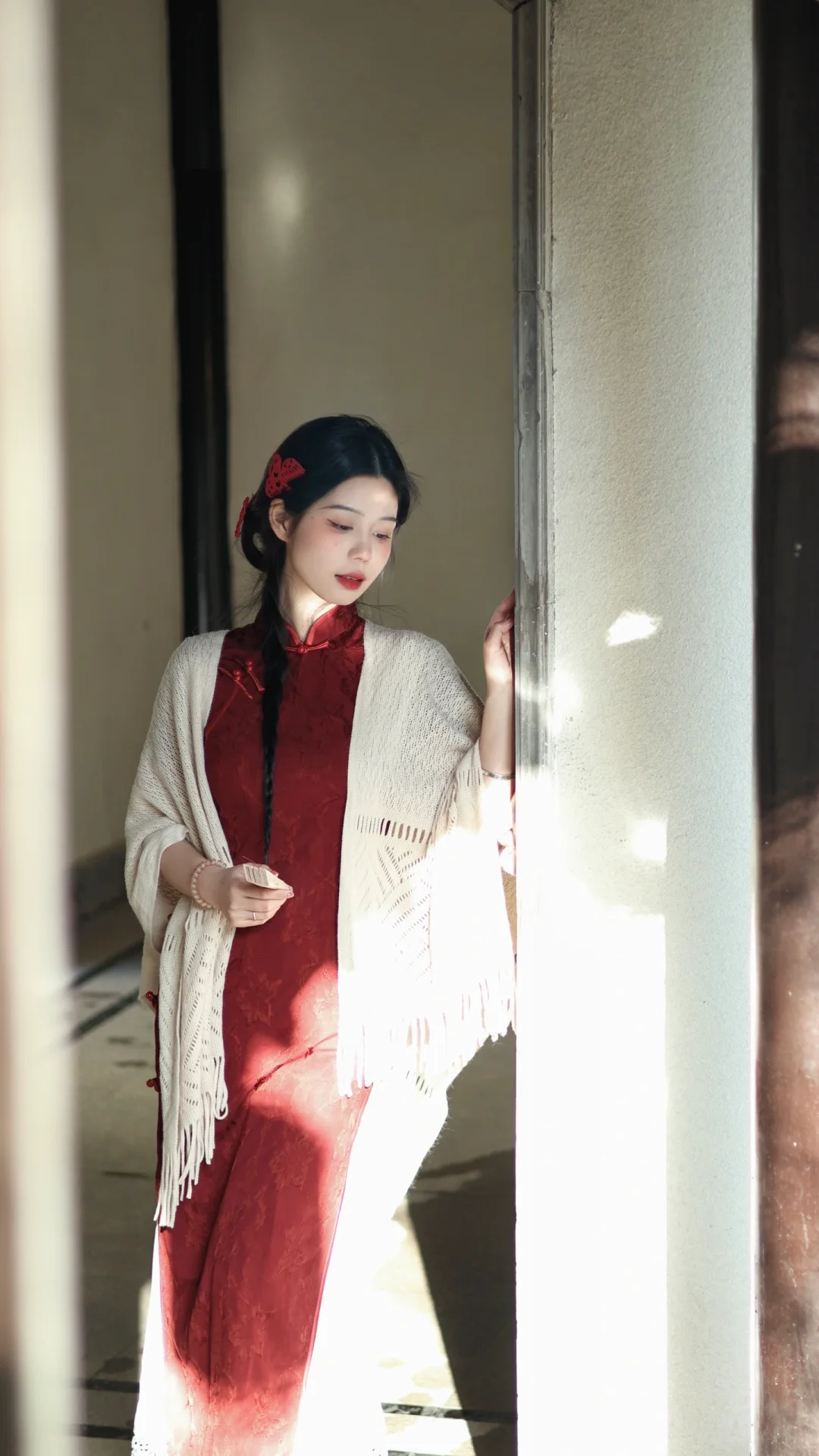 天边明月清如许，不载红尘一点愁。