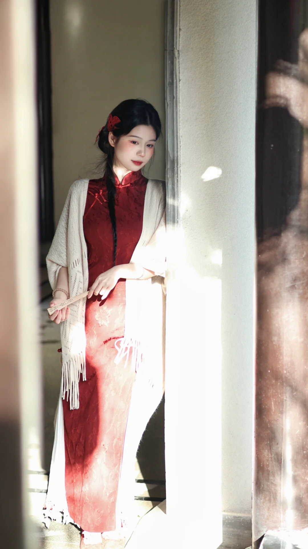 天边明月清如许，不载红尘一点愁。