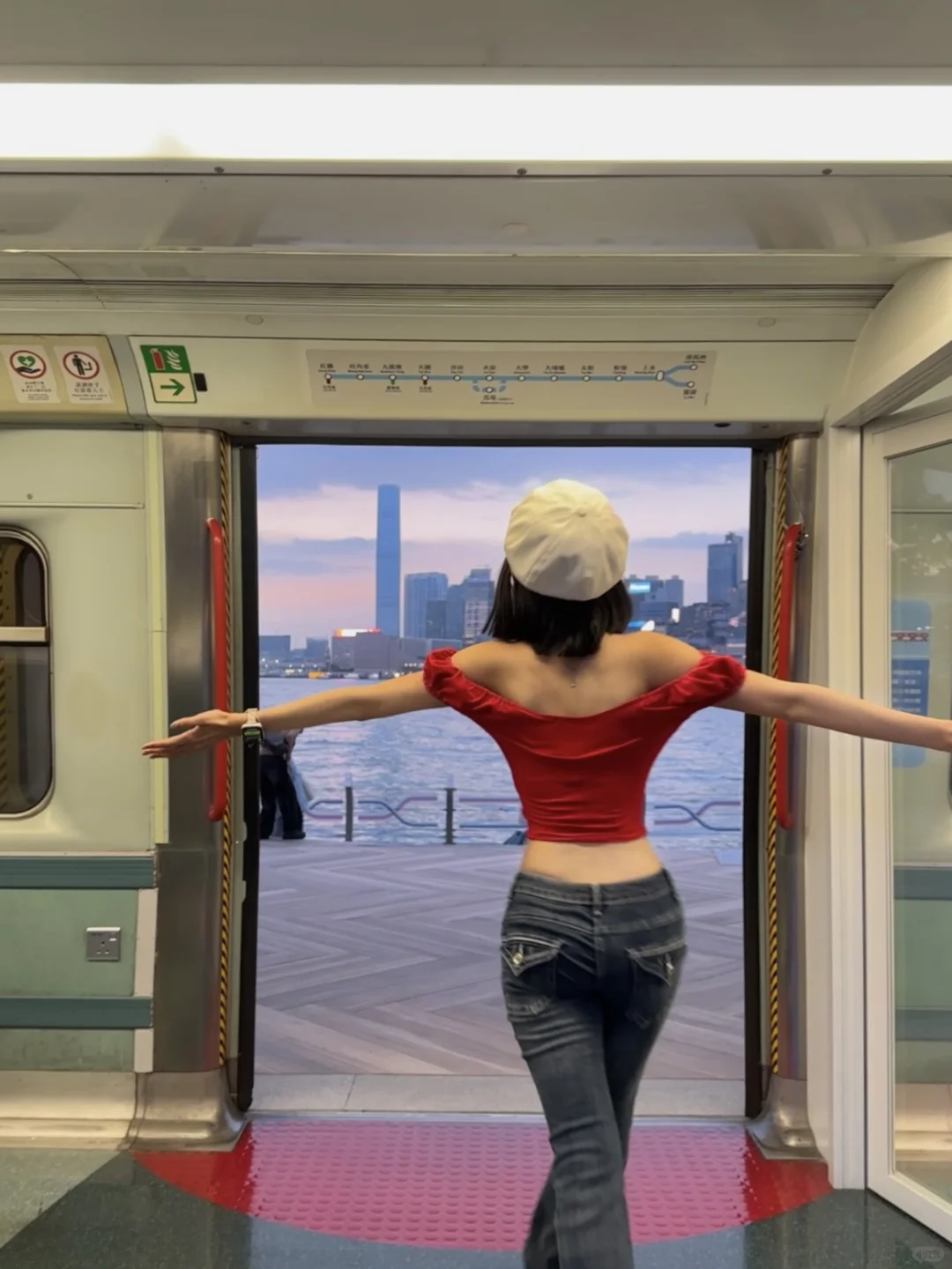 浪漫HK??一出地铁就到的海边…..太美啦！！