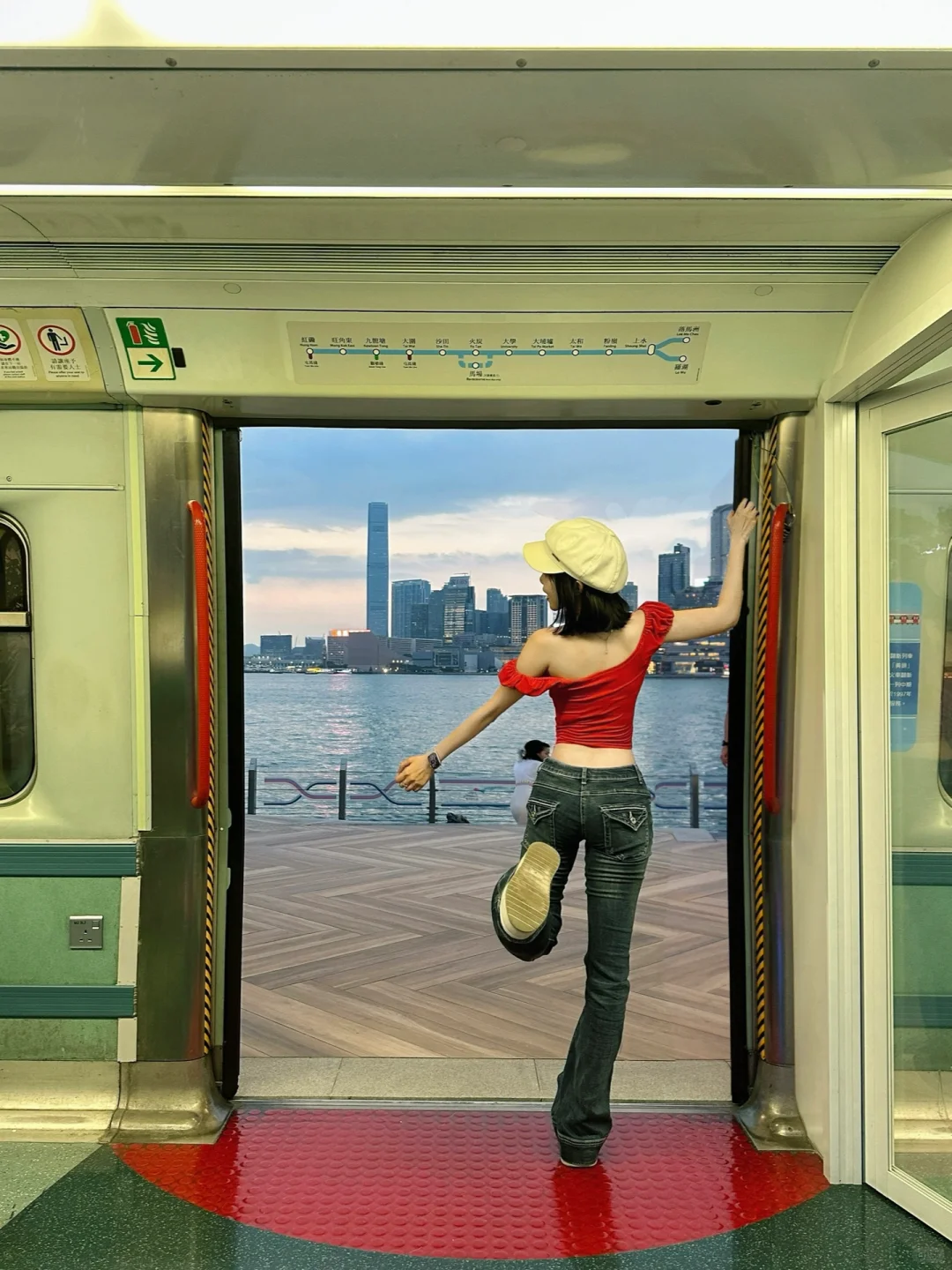 浪漫HK??一出地铁就到的海边…..太美啦！！