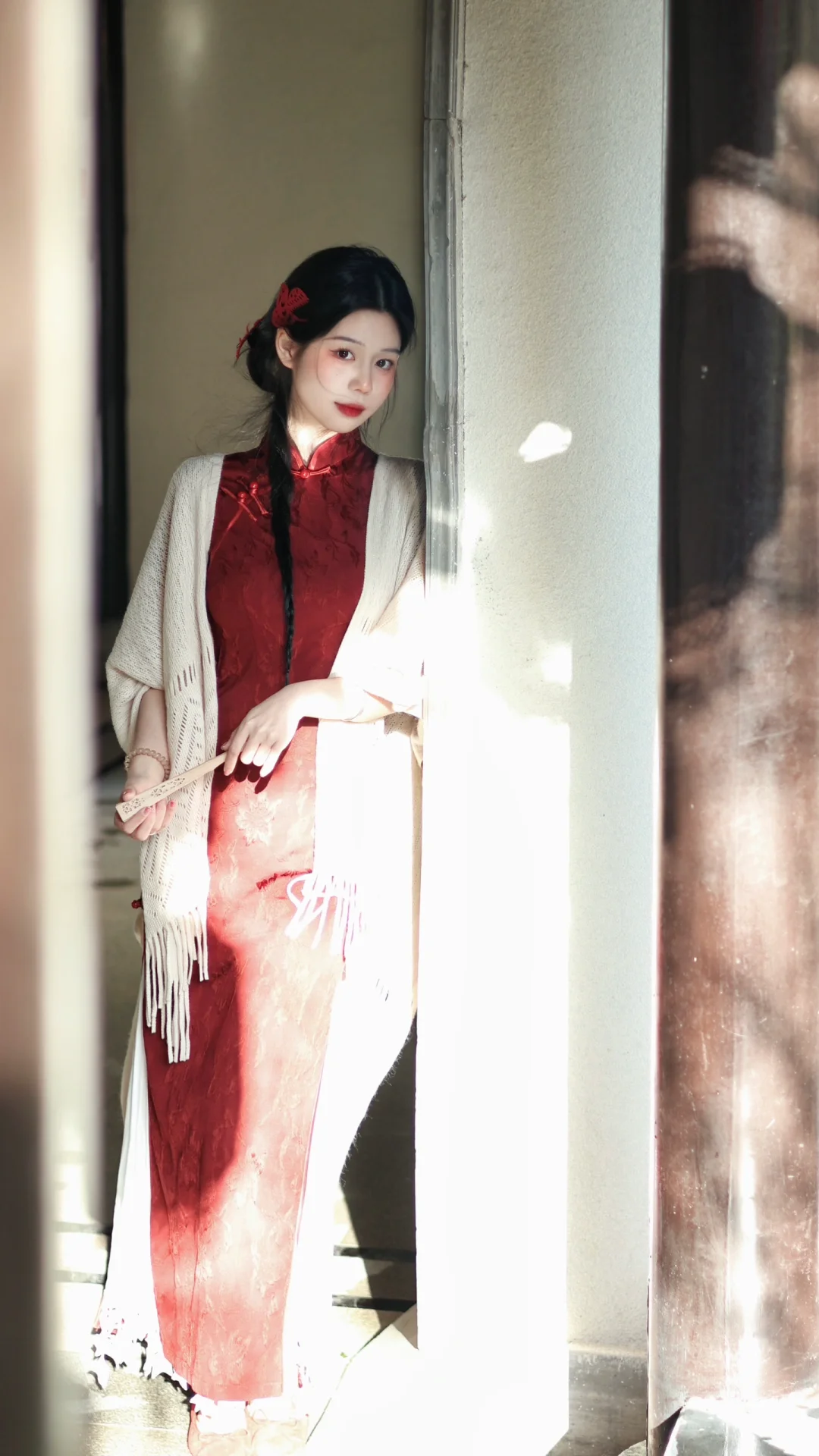 天边明月清如许，不载红尘一点愁。